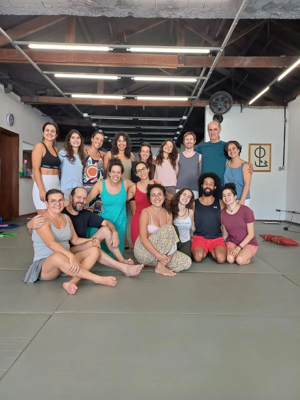 Registro da oficina de Habilidades Terapêuticas, que compõe a Formação em Educação do Movimento Somático. Saber-do-vivo